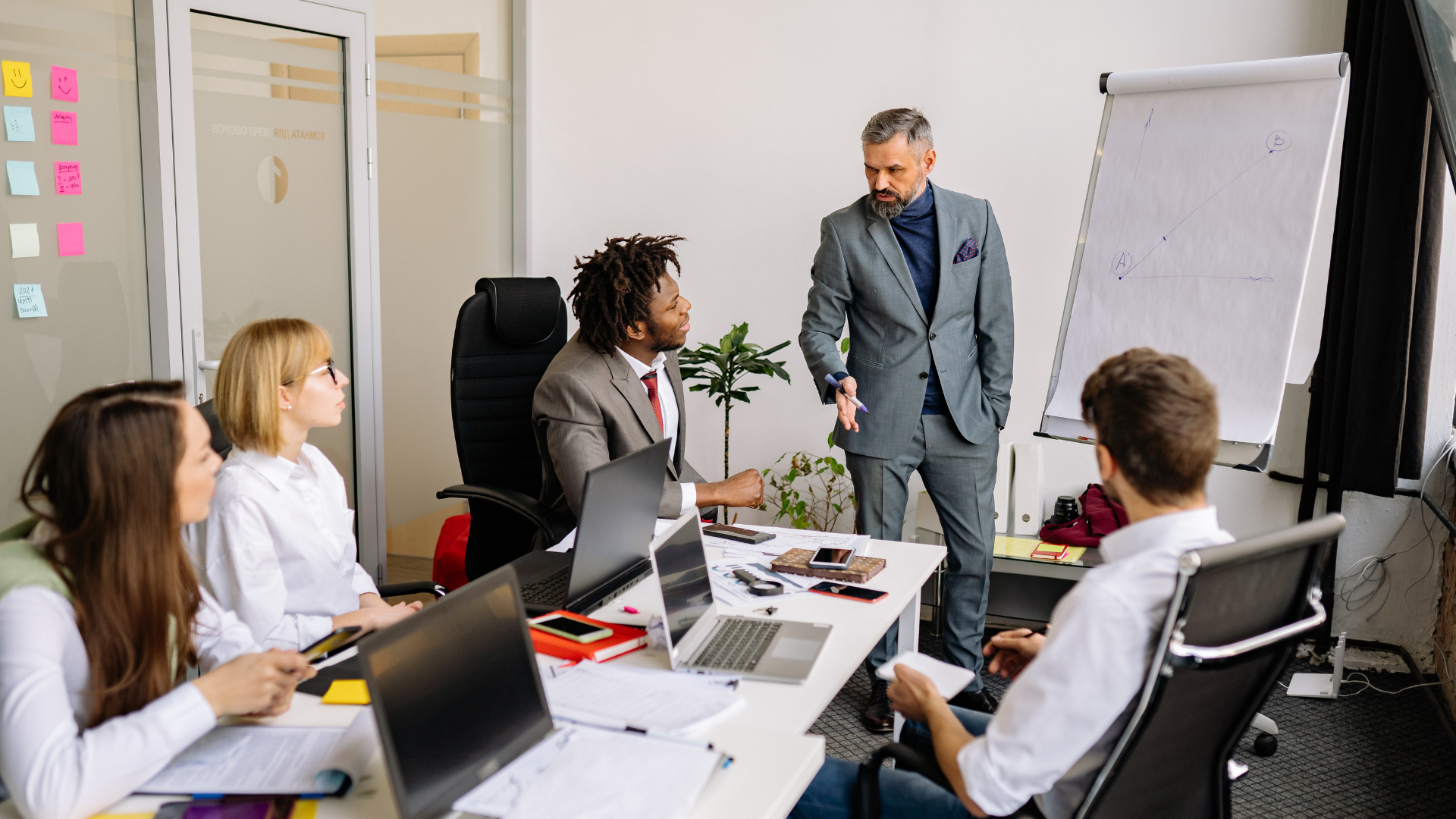 Business team in a meeting room discussing which entry model to use in a foreign market