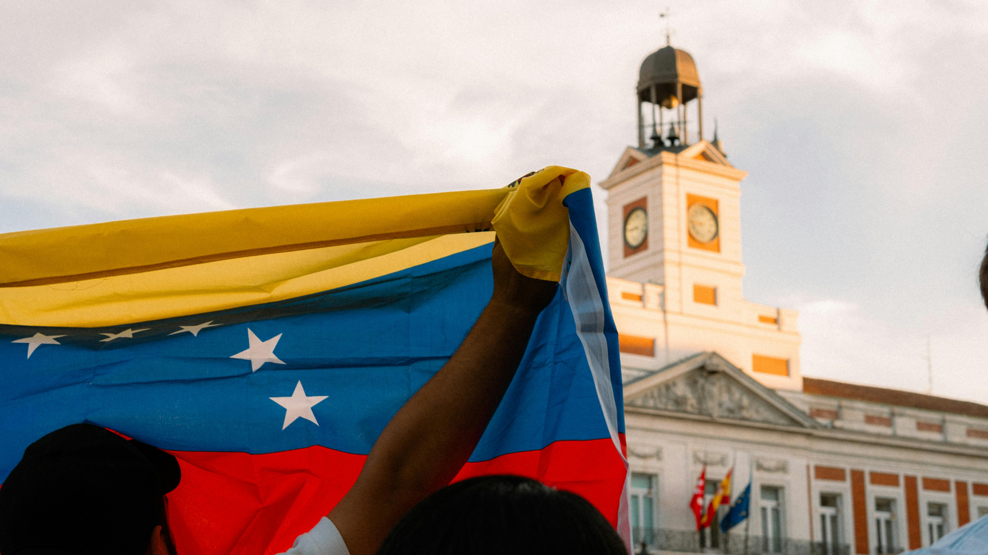 Venezuelan flag raised in Madrid, a symbol of support for Venezuela economic recovery