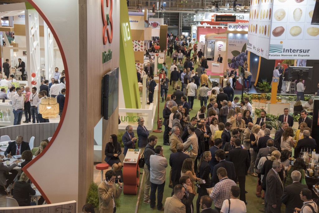 Pasillos de Fruit Attraction en IFEMA Madrid llenos de profesionales del sector hortofrutícola